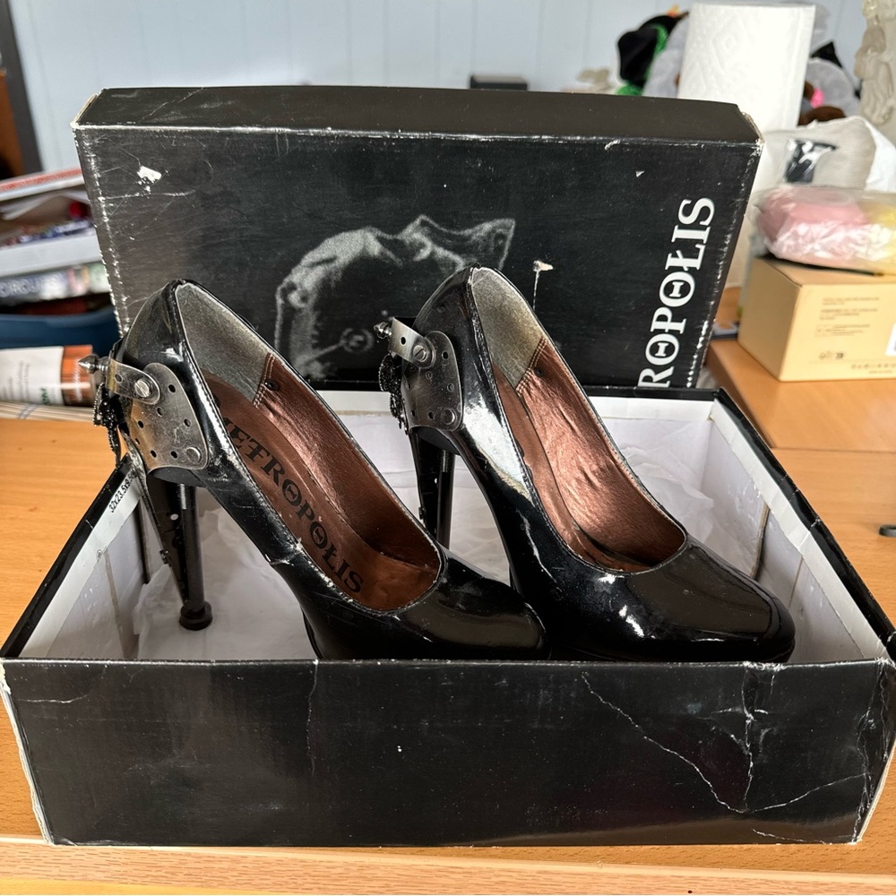 Metropolis Shoes - Picture 11 of 13